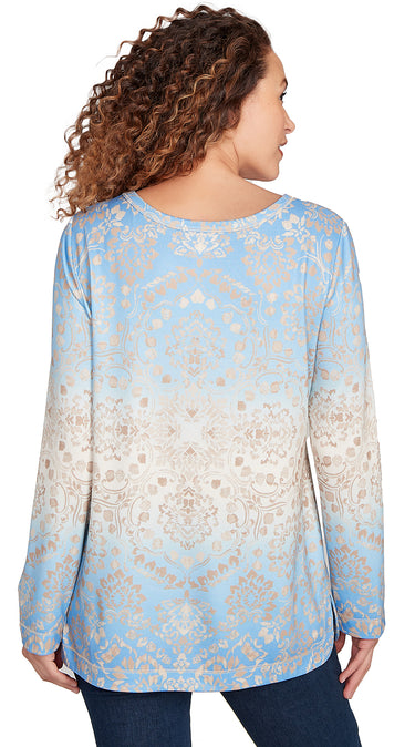 TOP *PETITE* BLUEBELL MULTI L/S MEDALLION OMBRE