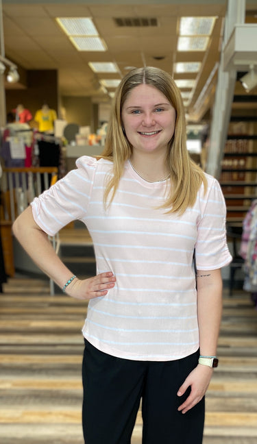 TOP MISSY RUBY STRIPE RUCHED SHORT SLEEVE