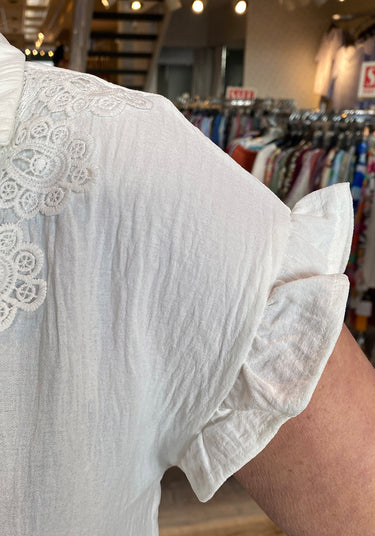 TOP *MISSY* COBALT IVORY BTN FRNT AF CROCHET RUFF