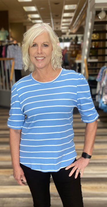 TOP MISSY RUBY STRIPE RUCHED SHORT SLEEVE
