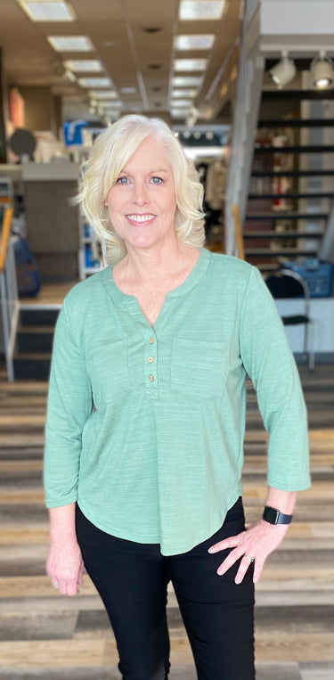 TOP *PLUS* 3Q HENLEY W/POCKETS 2 COLORS